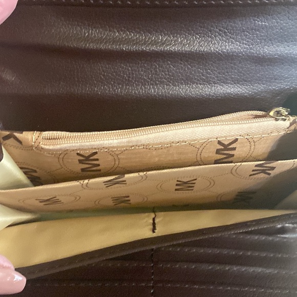 Michael Kors Fold Over Snap Closure Wallet. MK Logo on outside. Great Condition - Picture 6 of 16